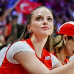 İpek Filiz Yazıcı Instagram - İnanılır gibi değil bu ambiyans, müthiş bir deneyim. Güzel olacağını biliyordum ama bu kadarını tahmin edemezdim. Kızlar süpersiniz, hep yanınızdayız 🏐🫶🏻 @fileninsultanlarivb Bu inanılmaz deneyime vesile olduğunuz için koca bir teşekkür size ♥️ @mercedesbenzturkiye @lappartistanbul #YıldızlarOyunuDegistirir #reklam
