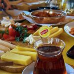 İpek Filiz Yazıcı Instagram - Biz gelduk ha ona göre! 😎 @liptonturkiye 🫖🌿💛 #lipton #cayinyolculuğu #işbirliği