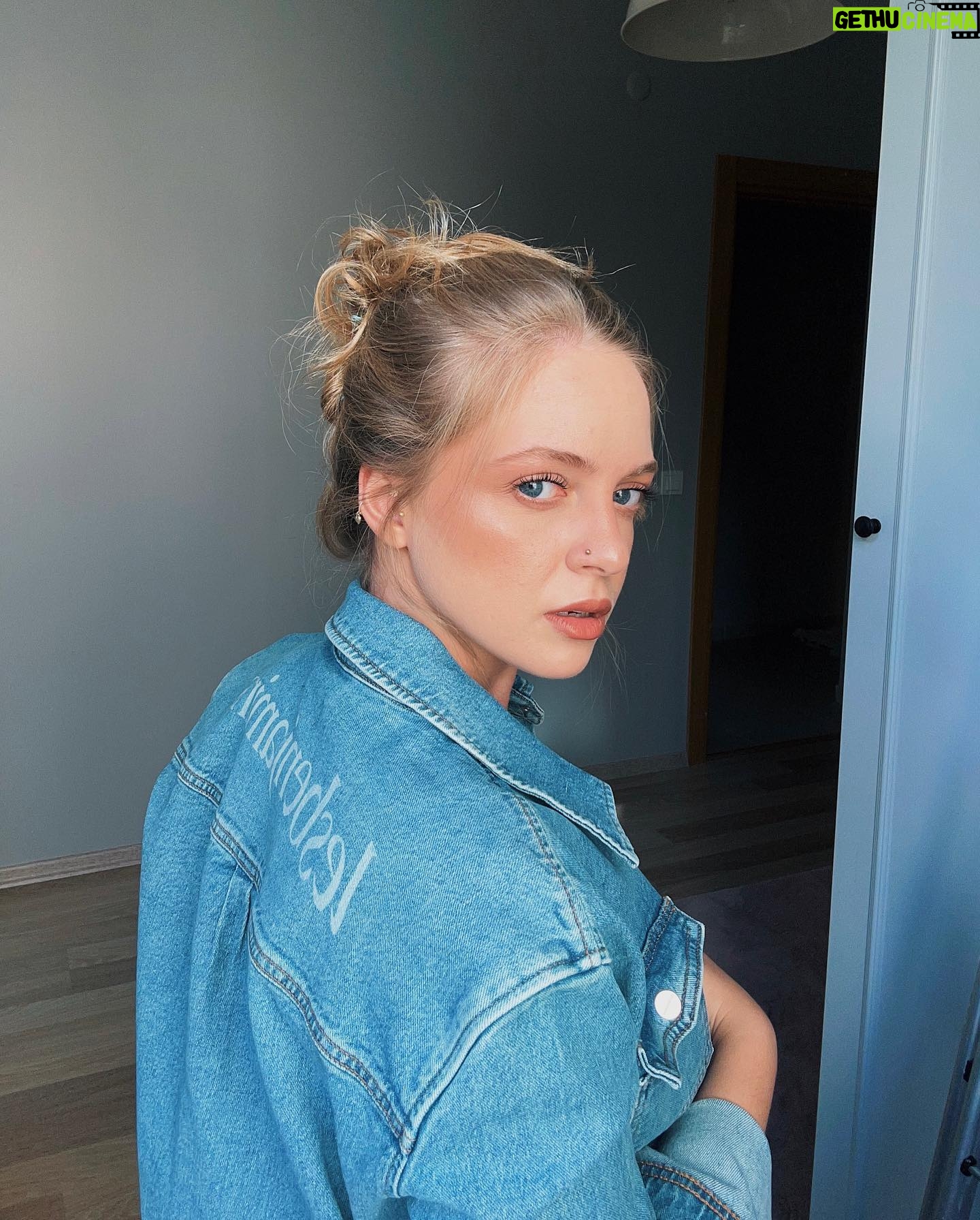 İpek Filiz Yazıcı Instagram - Yeni evimde çok güzel bi ışık buldum 😮💨 Bundan sonra fotolar burdan 💃🏼