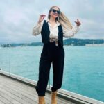 İpek Filiz Yazıcı Instagram - Bi boğaz havası alalım dedik 🫶🏻 ooh mis 🌊🤍