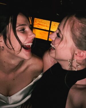 İpek Filiz Yazıcı Instagram - Müthiş bir gece 🤘🏼 Hep çok mutlu olun 🥂 @alinaboz ♥️ @evirgenumut