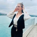 İpek Filiz Yazıcı Instagram - Bi boğaz havası alalım dedik 🫶🏻 ooh mis 🌊🤍