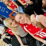 İpek Filiz Yazıcı Instagram - İnanılır gibi değil bu ambiyans, müthiş bir deneyim. Güzel olacağını biliyordum ama bu kadarını tahmin edemezdim. Kızlar süpersiniz, hep yanınızdayız 🏐🫶🏻 @fileninsultanlarivb Bu inanılmaz deneyime vesile olduğunuz için koca bir teşekkür size ♥️ @mercedesbenzturkiye @lappartistanbul #YıldızlarOyunuDegistirir #reklam