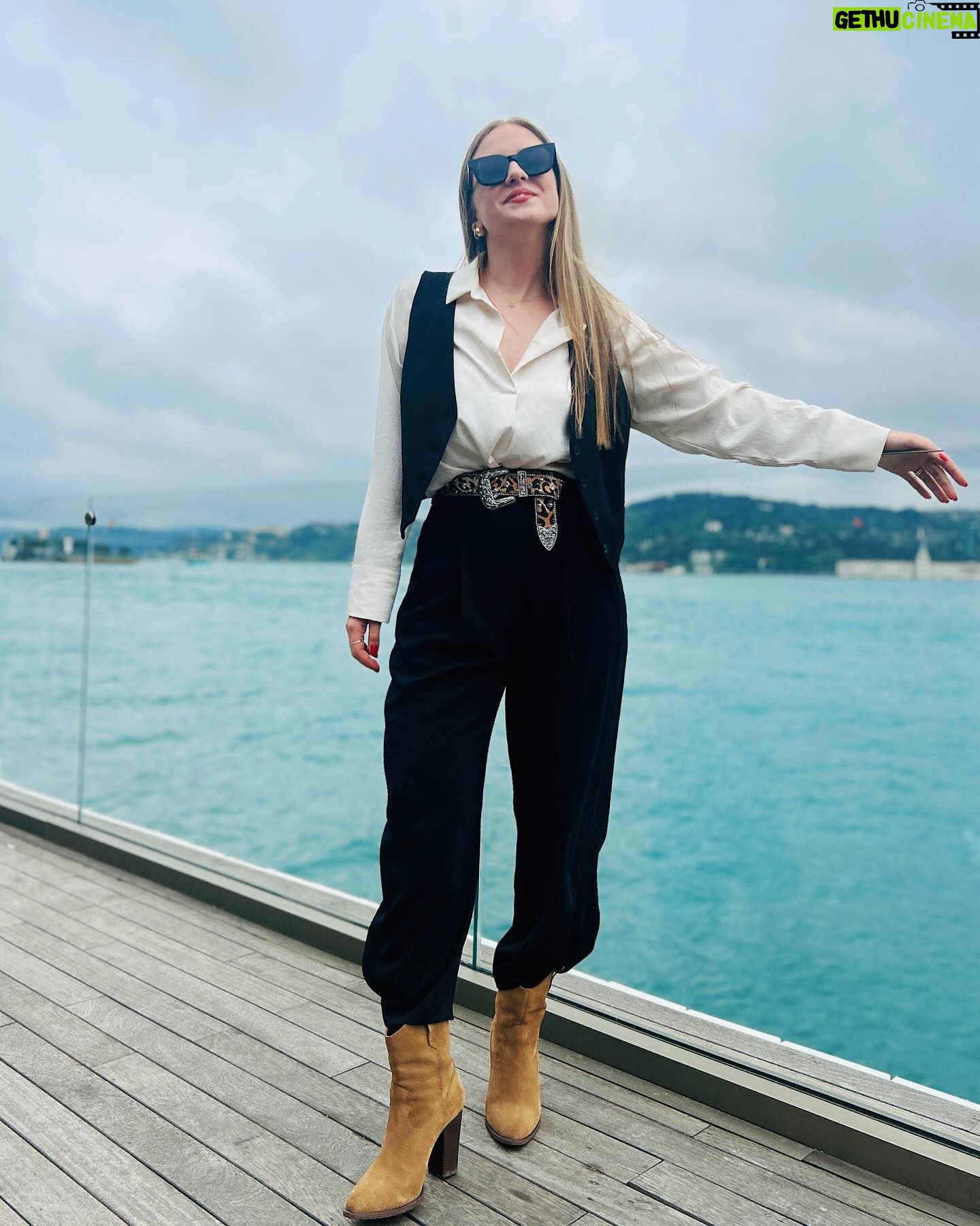 İpek Filiz Yazıcı Instagram - Bi boğaz havası alalım dedik 🫶🏻 ooh mis 🌊🤍