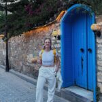 İpek Filiz Yazıcı Instagram - Bugün coconut içtim, beklediğimden daha tuhaf bi tadı vardı. Mavi kapı buldum mu da affetmedim hemen foto😏📸