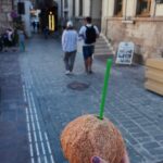 İpek Filiz Yazıcı Instagram - Bugün coconut içtim, beklediğimden daha tuhaf bi tadı vardı. Mavi kapı buldum mu da affetmedim hemen foto😏📸