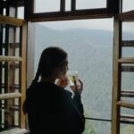 İpek Filiz Yazıcı Instagram – Lipton Yeşil Çay’a olan düşkünlüğüm tartışılmaz bu yüzden Lipton’la çayın yolculuğuna dahil olmasam olmazdı 😌 Güne başlarken Rize’nin inanılmaz havası ve Lipton’un Limonlu Yeşil Çayı muhteşem bir ikili oldu 🌿💛 Üstüne bir de sabah yogası ohhh 🫶🏻 
Lipton’un Yağmur Ormanları Birliği sertifikalı sürdürülebilir tarım örneği olan çaylığında hep birlikte çay topladık, tüm hikayeyi deneyimleyerek öğrendik. 
Zaten çok severdik şimdi daha da sever olduk 🫖✨
Ne yapıyoruz her güne 2 kupa yeşil çay içmeyi unutmuyoruz 😉 
#çayınyolculuğu @liptonturkiye