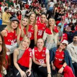 İpek Filiz Yazıcı Instagram - İnanılır gibi değil bu ambiyans, müthiş bir deneyim. Güzel olacağını biliyordum ama bu kadarını tahmin edemezdim. Kızlar süpersiniz, hep yanınızdayız 🏐🫶🏻 @fileninsultanlarivb Bu inanılmaz deneyime vesile olduğunuz için koca bir teşekkür size ♥️ @mercedesbenzturkiye @lappartistanbul #YıldızlarOyunuDegistirir #reklam