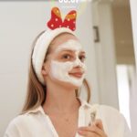 İpek Filiz Yazıcı Instagram – Kendinize ayırdığınız anların vazgeçilmez eşlikçisi Lipton Mango ve Ananaslı Yeşil Çay, güne güzel bir başlangıç yapmamı sağlıyor 🥭🍍💚 

Günlük rutinimde artık her gün iki kupa Lipton Yeşil Çay var ⭐️Tadına bayılıyorum✨

Tropikal tadı zengin bir meyve lezzeti sunuyor, içtiğimde kendimi hafif ve yenilenmiş hissettiriyor. 🥭🍍

Siz de Lipton Yeşil Çay’ın taze ve doğal lezzetini günlük rutininizin bir parçası haline getirin. @liptonturkiye #işbirliği #Lipton #HerGün2Kupaİyilik