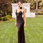 Şükran Ovalı Instagram – 🖤