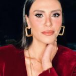 Şükran Ovalı Instagram - Beni bu güzel geceye canım ekibim @melisilkkilic ve @rutkayozis hazırladı♥️🙏🏻 kusursz makyajı yetmezmiş gibi fotoğraflarımı çekti :) 1 saatte bile seviceğim herşeyi bulabilen canım ruti de bu yetmezmiş gibi fotoğrafımı çekti gözünü sevdiklerim:) 🫶 dümdüz saçlarmda @sahinbykloglu 🙏🏻 güzel geceydi :) yıllar sonra dans ettim ve çok eğlendim kim sayesinde tabiiki motivasyonuyla @tugceakari ♥️