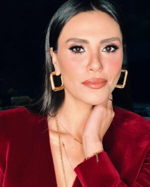 Şükran Ovalı Instagram - Beni bu güzel geceye canım ekibim @melisilkkilic ve @rutkayozis hazırladı♥️🙏🏻 kusursz makyajı yetmezmiş gibi fotoğraflarımı çekti :) 1 saatte bile seviceğim herşeyi bulabilen canım ruti  de bu yetmezmiş gibi fotoğrafımı çekti gözünü sevdiklerim:) 🫶 dümdüz saçlarmda @sahinbykloglu 🙏🏻 güzel geceydi :) yıllar sonra dans ettim ve çok eğlendim kim sayesinde tabiiki motivasyonuyla @tugceakari ♥️