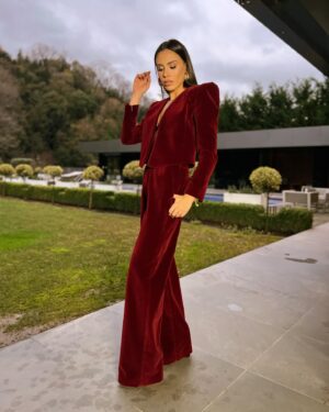 Şükran Ovalı Instagram - Beni bu güzel geceye canım ekibim @melisilkkilic ve @rutkayozis hazırladı♥️🙏🏻 kusursz makyajı yetmezmiş gibi fotoğraflarımı çekti :) 1 saatte bile seviceğim herşeyi bulabilen canım ruti  de bu yetmezmiş gibi fotoğrafımı çekti gözünü sevdiklerim:) 🫶 dümdüz saçlarmda @sahinbykloglu 🙏🏻 güzel geceydi :) yıllar sonra dans ettim ve çok eğlendim kim sayesinde tabiiki motivasyonuyla @tugceakari ♥️