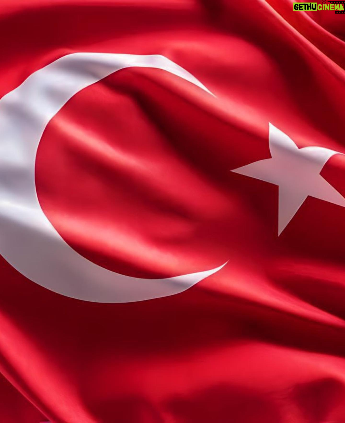 Şükran Ovalı Instagram - Sensin bu gönlümün yönü mekanı.. Bende ar olmazdı sen olmasaydın ! Ak nergizler sana aksın dağlarda, Balda sır olmazdı sen olmasaydın.. 🙏🏻🥺bu topraklarda sen ve sana gönül veren arkadşların sayesinde özgürce dolaşıyoruz ,tüm kız çocukları için ve gençlere verdiğin paha biçilmez hatta hakkı ödenmez özverin için minnetimiz hiç bitmiycek Atam ! Bıraktığın en büyük emanetin ilkelerin 🙏🏻 #cumhuriyet100yaşındakutluolsun🇹🇷
