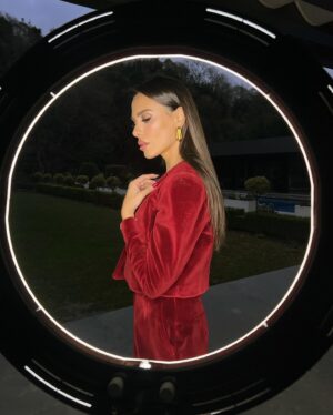 Şükran Ovalı Instagram - Beni bu güzel geceye canım ekibim @melisilkkilic ve @rutkayozis hazırladı♥️🙏🏻 kusursz makyajı yetmezmiş gibi fotoğraflarımı çekti :) 1 saatte bile seviceğim herşeyi bulabilen canım ruti  de bu yetmezmiş gibi fotoğrafımı çekti gözünü sevdiklerim:) 🫶 dümdüz saçlarmda @sahinbykloglu 🙏🏻 güzel geceydi :) yıllar sonra dans ettim ve çok eğlendim kim sayesinde tabiiki motivasyonuyla @tugceakari ♥️