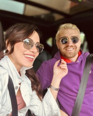 Şükran Ovalı Instagram - Sevince abartmayanlar bizden değildir :)💜