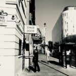 Şebnem Bozoklu Instagram - Yeniden merhaba Londra 🤍 Kulis kapısı gördüm mü dayanamam. Çok eğlenceli bir çekim yaptık dün. Yakında paylaşırım. Aşırı güneşli, yağmursuz ve sorunsuz karşıladın bizi. Yürümekten ayaklarda kara sular, yorgun ama mutluyuz. Selmacığım çekti bu fotoğrafı @selmaergecofficial 🤍