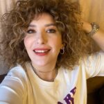 Şebnem Bozoklu Instagram - Setin ilk günü… Mis gibi kıvırcık saçlarımı çok özlemişim. Bu seti hepsinden çok özlemişim. Ocağın 21 inde tshirtle dolaşıyorum.Kışı çok özlemişim. Geçen hafta anneciğim hastalandı aniden. Bugün sesi çok iyiydi onun gülmesini özlemişim ❤️