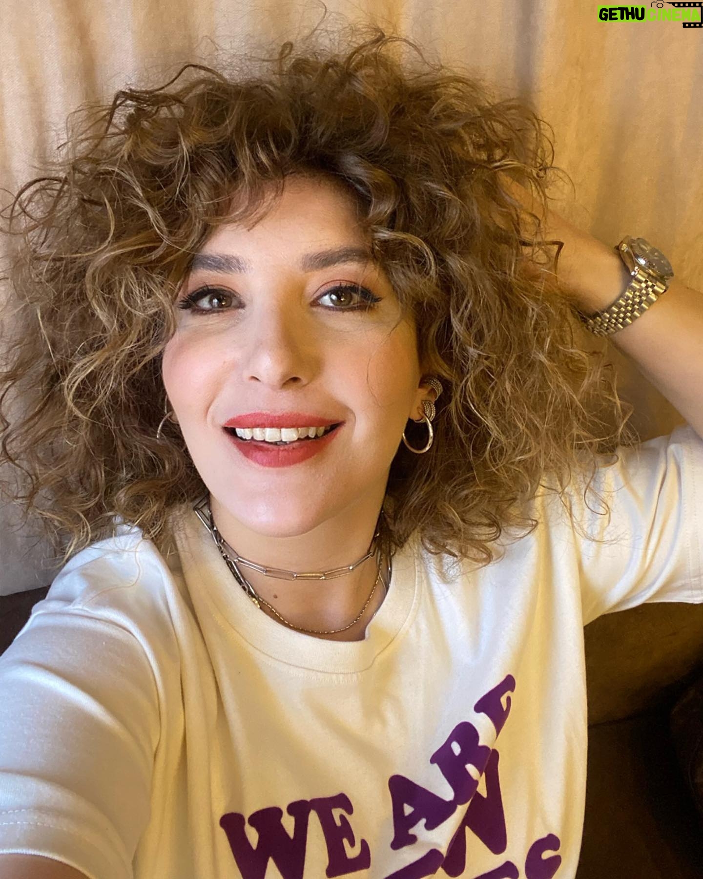 Şebnem Bozoklu Instagram - Setin ilk günü… Mis gibi kıvırcık saçlarımı çok özlemişim. Bu seti hepsinden çok özlemişim. Ocağın 21 inde tshirtle dolaşıyorum.Kışı çok özlemişim. Geçen hafta anneciğim hastalandı aniden. Bugün sesi çok iyiydi onun gülmesini özlemişim ❤️