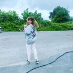Şebnem Bozoklu Instagram - Üçüncü fotoğrafta dönüp bakıyorum tabii ki sizlere. Hatta bu ara çok fazla bakıcaz birbirimize. Çekimlerini 10 gün önce bitirdiğimiz Şahsiyetin 2. Sezonu yeni sezonda sizlerle olacak ve ben dün yeni dizimin setine başladım! İsmi Hayatımın Neşesi. Ben de Neşeniz ❤️ Şimdilik bu kadar. Detaylar çok yakında 📺
