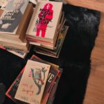Şebnem Bozoklu Instagram - Kaydıraklı post ❤️ Çok güzel geçen bir okuma provasından sonra eve mutlu döndüm. Detayları yakında gelir hiç bekletmem beni bilirsiniz :) Evde Kanatla kitapları düzenleme ve yerleştirme işine girdik. Sabah trençkotla çıktım şimdi sıcak mı soğuk mu belli değil. Akşam da şöyle güzel bir salata yapar günü kapatırım ❤️