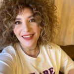 Şebnem Bozoklu Instagram - Setin ilk günü… Mis gibi kıvırcık saçlarımı çok özlemişim. Bu seti hepsinden çok özlemişim. Ocağın 21 inde tshirtle dolaşıyorum.Kışı çok özlemişim. Geçen hafta anneciğim hastalandı aniden. Bugün sesi çok iyiydi onun gülmesini özlemişim ❤️