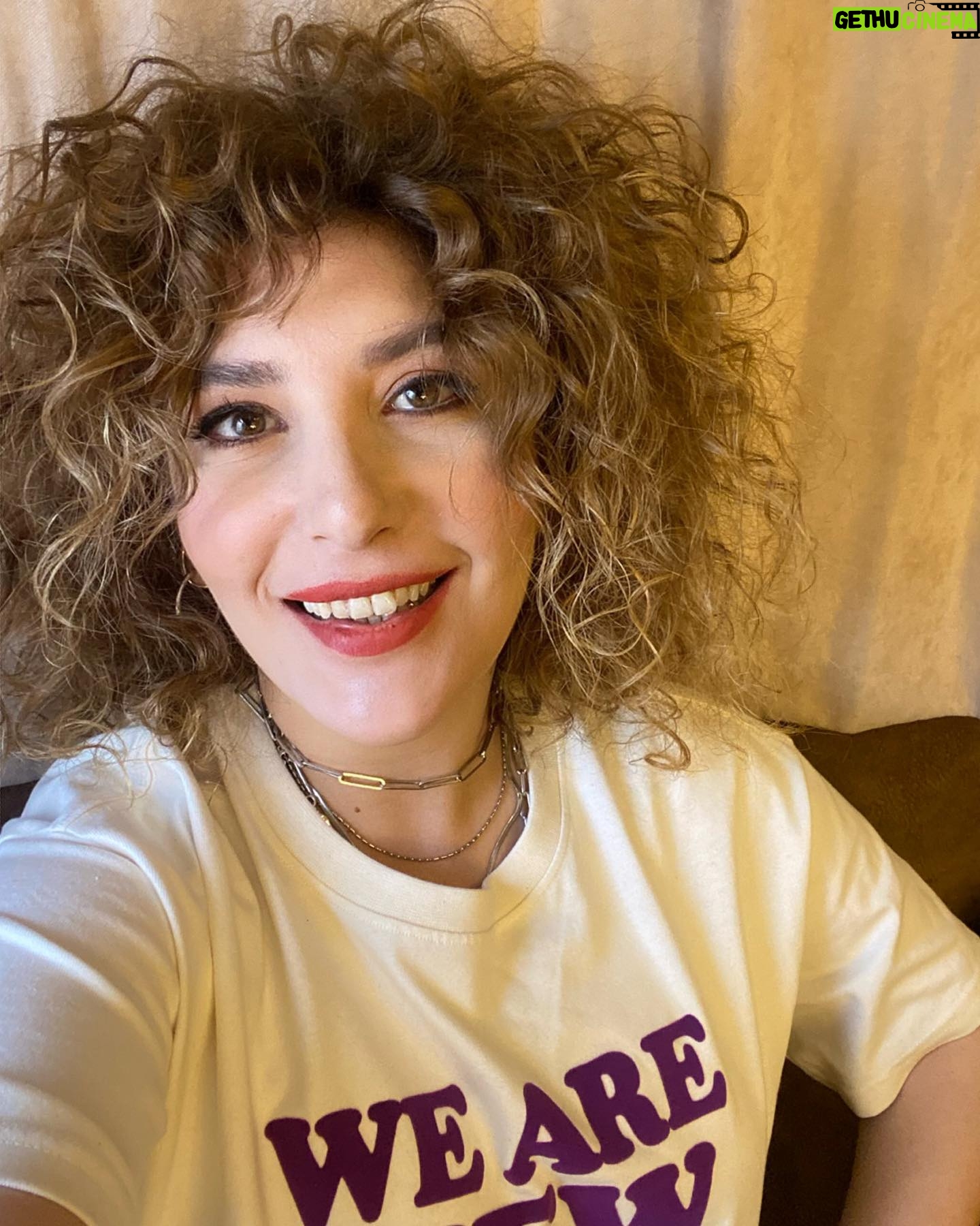 Şebnem Bozoklu Instagram - Setin ilk günü… Mis gibi kıvırcık saçlarımı çok özlemişim. Bu seti hepsinden çok özlemişim. Ocağın 21 inde tshirtle dolaşıyorum.Kışı çok özlemişim. Geçen hafta anneciğim hastalandı aniden. Bugün sesi çok iyiydi onun gülmesini özlemişim ❤️