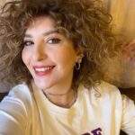 Şebnem Bozoklu Instagram - Setin ilk günü… Mis gibi kıvırcık saçlarımı çok özlemişim. Bu seti hepsinden çok özlemişim. Ocağın 21 inde tshirtle dolaşıyorum.Kışı çok özlemişim. Geçen hafta anneciğim hastalandı aniden. Bugün sesi çok iyiydi onun gülmesini özlemişim ❤️