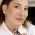 Şebnem Bozoklu Instagram - Benim rengim 2N1, benim hikayem SAHNE♥️ Estèe Lauder Double Wear Stay-in-Place Fondöten beni olduğum şekilde ve en iyi halimle gösteren bir cilt makyajı için vazgeçilmezim✨ Herkesin bir rengi, her rengin bir hikayesi var. Senin hikayen ne? @esteelauderturkiye #BenimRengimBenimHikayem #işbirliği