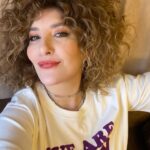 Şebnem Bozoklu Instagram - Setin ilk günü… Mis gibi kıvırcık saçlarımı çok özlemişim. Bu seti hepsinden çok özlemişim. Ocağın 21 inde tshirtle dolaşıyorum.Kışı çok özlemişim. Geçen hafta anneciğim hastalandı aniden. Bugün sesi çok iyiydi onun gülmesini özlemişim ❤️