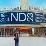 Şebnem Bozoklu Instagram - Berlin dump deyip geçmedim. Havasını değiştirmek isteyen buyursun ❤️ Birinci fotoğraf Berlin’de en kıymetlimiz, muazzam tiyatro @schaubuehne_berlin .Schaubühnenin uluslararası festivali için biletimi 2 ay önce almıştım. Amerikalı şahane grup @thewoostergroup u, inanılmaz oyunları “ a pink chair” ile izleme fırsatı buldum ki başım mutluluktan gezegenlere değdi. İkinci fotoğraf balkonumuzda @barbarosaltug ile bir akşamüstü… Üçüncü fotoğraf @yamyamberlin in vegan patlamış mısırlı dondurması ki aman aman 🌽. Dördüncü fotoğraf, en sevdiğimiz ,semtimiz Prenzlauer bergde sadece tiyatro kitapları satan şahane kitapçı @einarundbert ten kapılmış bir Shakespeare araştırması. Beşinci fotoğraf yine güzel Prenzlauer Berg imizin parklarından bir sakura ve bahar atağı 🌺 Altıncı sıradaki video Kreuzbergdeki plakçı gibi plakçı @lefterrecords da @kanat_atkaya cığımın taramalar ve taramalar süreci 🤘🏼 Yedinci sırada @altingunband ve şahanemiz @mervedasdemir in olay olay Berlin konseri Sekizinci sırada @thewoostergroup selamı ❤️‍🔥 Dokuzuncu fotoğraf bir mango lassi içmez miyiz güzellik? Ve son olarak dönüş uçağında baş üstü dolabımın aynasından yorgun&mutlu ben 💜 Herkesin ilgilendiği, sevdiği, onu mutlu eden şeylerle dolu seyahatler yapmasının sadece hayalini kurmadığı, kolayca gerçekleştirebildiği günlere o zaman 🥂