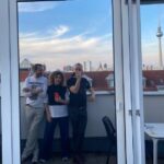 Şebnem Bozoklu Instagram - Berlin dump deyip geçmedim. Havasını değiştirmek isteyen buyursun ❤️ Birinci fotoğraf Berlin’de en kıymetlimiz, muazzam tiyatro @schaubuehne_berlin .Schaubühnenin uluslararası festivali için biletimi 2 ay önce almıştım. Amerikalı şahane grup @thewoostergroup u, inanılmaz oyunları “ a pink chair” ile izleme fırsatı buldum ki başım mutluluktan gezegenlere değdi. İkinci fotoğraf balkonumuzda @barbarosaltug ile bir akşamüstü… Üçüncü fotoğraf @yamyamberlin in vegan patlamış mısırlı dondurması ki aman aman 🌽. Dördüncü fotoğraf, en sevdiğimiz ,semtimiz Prenzlauer bergde sadece tiyatro kitapları satan şahane kitapçı @einarundbert ten kapılmış bir Shakespeare araştırması. Beşinci fotoğraf yine güzel Prenzlauer Berg imizin parklarından bir sakura ve bahar atağı 🌺 Altıncı sıradaki video Kreuzbergdeki plakçı gibi plakçı @lefterrecords da @kanat_atkaya cığımın taramalar ve taramalar süreci 🤘🏼 Yedinci sırada @altingunband ve şahanemiz @mervedasdemir in olay olay Berlin konseri Sekizinci sırada @thewoostergroup selamı ❤️‍🔥 Dokuzuncu fotoğraf bir mango lassi içmez miyiz güzellik? Ve son olarak dönüş uçağında baş üstü dolabımın aynasından yorgun&mutlu ben 💜 Herkesin ilgilendiği, sevdiği, onu mutlu eden şeylerle dolu seyahatler yapmasının sadece hayalini kurmadığı, kolayca gerçekleştirebildiği günlere o zaman 🥂