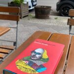 Şebnem Bozoklu Instagram - Berlin dump deyip geçmedim. Havasını değiştirmek isteyen buyursun ❤️ Birinci fotoğraf Berlin’de en kıymetlimiz, muazzam tiyatro @schaubuehne_berlin .Schaubühnenin uluslararası festivali için biletimi 2 ay önce almıştım. Amerikalı şahane grup @thewoostergroup u, inanılmaz oyunları “ a pink chair” ile izleme fırsatı buldum ki başım mutluluktan gezegenlere değdi. İkinci fotoğraf balkonumuzda @barbarosaltug ile bir akşamüstü… Üçüncü fotoğraf @yamyamberlin in vegan patlamış mısırlı dondurması ki aman aman 🌽. Dördüncü fotoğraf, en sevdiğimiz ,semtimiz Prenzlauer bergde sadece tiyatro kitapları satan şahane kitapçı @einarundbert ten kapılmış bir Shakespeare araştırması. Beşinci fotoğraf yine güzel Prenzlauer Berg imizin parklarından bir sakura ve bahar atağı 🌺 Altıncı sıradaki video Kreuzbergdeki plakçı gibi plakçı @lefterrecords da @kanat_atkaya cığımın taramalar ve taramalar süreci 🤘🏼 Yedinci sırada @altingunband ve şahanemiz @mervedasdemir in olay olay Berlin konseri Sekizinci sırada @thewoostergroup selamı ❤️‍🔥 Dokuzuncu fotoğraf bir mango lassi içmez miyiz güzellik? Ve son olarak dönüş uçağında baş üstü dolabımın aynasından yorgun&mutlu ben 💜 Herkesin ilgilendiği, sevdiği, onu mutlu eden şeylerle dolu seyahatler yapmasının sadece hayalini kurmadığı, kolayca gerçekleştirebildiği günlere o zaman 🥂