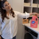 Şebnem Bozoklu Instagram - Ahh benim canım arkadaşım Enis! #gerçekten beni yenebileceğini düşündün mü? Hem de ABC Kolay Ütü Çamaşır Deterjanı ile ütü yapmak B daha kolayken! Teşekkürler ABC 😎 Peki Fulden… Kolay Ütü ile sen bu challenge’a var mısın? @fuldendarama #işbirliği