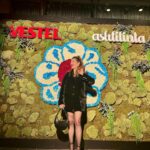 Şebnem Bozoklu Instagram - Dün gece Aslı Filintanın Vestel için tasarladığı retro serisinin gecesindeydim. Renklerin desenlerin güzelliğinden aklımız çıktı. Bayılacağımız bir işbirliği olmuş.Emre ve Gözde harika bir film yapmış bu seri için. Yakında göreceksiniz mutlaka. Gaye Su Akyol da nefisti sahnede. Ayrıca beni 1.86 boyunda çektiği için sevgili İlkere de teşekkürü borç bilirim. @vestel @aslifilinta @aslitkizmaz @ilkerkizmaz @emre__gozde #kendinikeşfet #davet #reklam