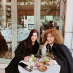 Şebnem Bozoklu Instagram - Formalarımızla okul çıkışı Akmar pasajına gitmeler, kaset çektirmeler,aynı çantayı alıp onunkine Pearl Jam benimkine Nirvana kazımalar,bitmeyen hayaller, kahkahalar, kadıköy dolmuşları, Candanların evinde abisinin kasetlerini gizlice dinlemeler, bizim evde yatıya kalmalar… Canım Candan.. Ne güzel insanın lise “kankasıyla” buluşması ❤️ @editor.cd