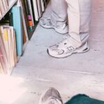 Şebnem Bozoklu Instagram - Berlin dump deyip geçmedim. Havasını değiştirmek isteyen buyursun ❤️ Birinci fotoğraf Berlin’de en kıymetlimiz, muazzam tiyatro @schaubuehne_berlin .Schaubühnenin uluslararası festivali için biletimi 2 ay önce almıştım. Amerikalı şahane grup @thewoostergroup u, inanılmaz oyunları “ a pink chair” ile izleme fırsatı buldum ki başım mutluluktan gezegenlere değdi. İkinci fotoğraf balkonumuzda @barbarosaltug ile bir akşamüstü… Üçüncü fotoğraf @yamyamberlin in vegan patlamış mısırlı dondurması ki aman aman 🌽. Dördüncü fotoğraf, en sevdiğimiz ,semtimiz Prenzlauer bergde sadece tiyatro kitapları satan şahane kitapçı @einarundbert ten kapılmış bir Shakespeare araştırması. Beşinci fotoğraf yine güzel Prenzlauer Berg imizin parklarından bir sakura ve bahar atağı 🌺 Altıncı sıradaki video Kreuzbergdeki plakçı gibi plakçı @lefterrecords da @kanat_atkaya cığımın taramalar ve taramalar süreci 🤘🏼 Yedinci sırada @altingunband ve şahanemiz @mervedasdemir in olay olay Berlin konseri Sekizinci sırada @thewoostergroup selamı ❤️‍🔥 Dokuzuncu fotoğraf bir mango lassi içmez miyiz güzellik? Ve son olarak dönüş uçağında baş üstü dolabımın aynasından yorgun&mutlu ben 💜 Herkesin ilgilendiği, sevdiği, onu mutlu eden şeylerle dolu seyahatler yapmasının sadece hayalini kurmadığı, kolayca gerçekleştirebildiği günlere o zaman 🥂