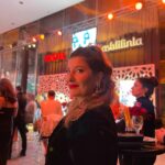 Şebnem Bozoklu Instagram - Dün gece Aslı Filintanın Vestel için tasarladığı retro serisinin gecesindeydim. Renklerin desenlerin güzelliğinden aklımız çıktı. Bayılacağımız bir işbirliği olmuş.Emre ve Gözde harika bir film yapmış bu seri için. Yakında göreceksiniz mutlaka. Gaye Su Akyol da nefisti sahnede. Ayrıca beni 1.86 boyunda çektiği için sevgili İlkere de teşekkürü borç bilirim. @vestel @aslifilinta @aslitkizmaz @ilkerkizmaz @emre__gozde #kendinikeşfet #davet #reklam