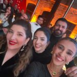 Şebnem Bozoklu Instagram - Dün gece Aslı Filintanın Vestel için tasarladığı retro serisinin gecesindeydim. Renklerin desenlerin güzelliğinden aklımız çıktı. Bayılacağımız bir işbirliği olmuş.Emre ve Gözde harika bir film yapmış bu seri için. Yakında göreceksiniz mutlaka. Gaye Su Akyol da nefisti sahnede. Ayrıca beni 1.86 boyunda çektiği için sevgili İlkere de teşekkürü borç bilirim. @vestel @aslifilinta @aslitkizmaz @ilkerkizmaz @emre__gozde #kendinikeşfet #davet #reklam