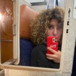 Şebnem Bozoklu Instagram - Berlin dump deyip geçmedim. Havasını değiştirmek isteyen buyursun ❤️ Birinci fotoğraf Berlin’de en kıymetlimiz, muazzam tiyatro @schaubuehne_berlin .Schaubühnenin uluslararası festivali için biletimi 2 ay önce almıştım. Amerikalı şahane grup @thewoostergroup u, inanılmaz oyunları “ a pink chair” ile izleme fırsatı buldum ki başım mutluluktan gezegenlere değdi. İkinci fotoğraf balkonumuzda @barbarosaltug ile bir akşamüstü… Üçüncü fotoğraf @yamyamberlin in vegan patlamış mısırlı dondurması ki aman aman 🌽. Dördüncü fotoğraf, en sevdiğimiz ,semtimiz Prenzlauer bergde sadece tiyatro kitapları satan şahane kitapçı @einarundbert ten kapılmış bir Shakespeare araştırması. Beşinci fotoğraf yine güzel Prenzlauer Berg imizin parklarından bir sakura ve bahar atağı 🌺 Altıncı sıradaki video Kreuzbergdeki plakçı gibi plakçı @lefterrecords da @kanat_atkaya cığımın taramalar ve taramalar süreci 🤘🏼 Yedinci sırada @altingunband ve şahanemiz @mervedasdemir in olay olay Berlin konseri Sekizinci sırada @thewoostergroup selamı ❤️‍🔥 Dokuzuncu fotoğraf bir mango lassi içmez miyiz güzellik? Ve son olarak dönüş uçağında baş üstü dolabımın aynasından yorgun&mutlu ben 💜 Herkesin ilgilendiği, sevdiği, onu mutlu eden şeylerle dolu seyahatler yapmasının sadece hayalini kurmadığı, kolayca gerçekleştirebildiği günlere o zaman 🥂
