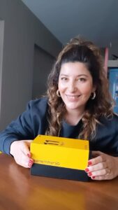 Şebnem Bozoklu Instagram - Tam kendime göre bir yeni yıl hediyesi aldım! Sizin için de unboxing yaptım :) #realme11proserisi #fazlaiyi @realmeturkey 💛 #isbirliği