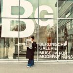 Şebnem Bozoklu Instagram - Geçen hafta Berlin’de neler yaptık postu gelmiştir ❤️ İlk fotoğraf @berlinischegalerie deki Edward Munch sergisinden. Şehre yeni gelen sergiye İstanbuldan biletimiz almıştık ki tıklım tıklımdı sabah 10.30 da bile. İkinci fotoda istediğim kokteylin bardağına şaşkınlığım var. Yani nasıl desem anneanne evinde bir biblonun saksı gibisini düşünün. Üçüncü fotoda Kanatcığımla sergi çıkışı havanın nasıl hızla 2 dereceye düştüğünü konuşuyoruz. Dördüncü ve Beşinci fotolarda plak peşinde koşuyoruz tabii ki. Altıncı fotoda Barbaros’la buzzz gibi bir Berlin akşamında neler konuşuyoruz neler. Yedinci fotoğraf efsane @shepastaway_official konseri öncesi pek sevgili Pınarla klasik önümüze çok uzunlar gelmese de görsek konuşmamızı yapıyoruz. Sekizinci video için diyecek bir şey yok. Mükemmelsin She Past Away! İnanılmaz da bir seyirci vardı. @shepastaway_official Dokuzuncu fotoda şahane @ductape_official konseri ve pek sevgili Çağla ve Furkan. Onuncu foto is @blnensemble da 1984 oyununun premiere gecesinde üstyazının İngilizce değil Almanca olması şokundan kısa süre önce 🤘🏼❤️🙏🏻