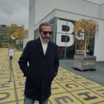 Şebnem Bozoklu Instagram - Geçen hafta Berlin’de neler yaptık postu gelmiştir ❤️ İlk fotoğraf @berlinischegalerie deki Edward Munch sergisinden. Şehre yeni gelen sergiye İstanbuldan biletimiz almıştık ki tıklım tıklımdı sabah 10.30 da bile. İkinci fotoda istediğim kokteylin bardağına şaşkınlığım var. Yani nasıl desem anneanne evinde bir biblonun saksı gibisini düşünün. Üçüncü fotoda Kanatcığımla sergi çıkışı havanın nasıl hızla 2 dereceye düştüğünü konuşuyoruz. Dördüncü ve Beşinci fotolarda plak peşinde koşuyoruz tabii ki. Altıncı fotoda Barbaros’la buzzz gibi bir Berlin akşamında neler konuşuyoruz neler. Yedinci fotoğraf efsane @shepastaway_official konseri öncesi pek sevgili Pınarla klasik önümüze çok uzunlar gelmese de görsek konuşmamızı yapıyoruz. Sekizinci video için diyecek bir şey yok. Mükemmelsin She Past Away! İnanılmaz da bir seyirci vardı. @shepastaway_official Dokuzuncu fotoda şahane @ductape_official konseri ve pek sevgili Çağla ve Furkan. Onuncu foto is @blnensemble da 1984 oyununun premiere gecesinde üstyazının İngilizce değil Almanca olması şokundan kısa süre önce 🤘🏼❤️🙏🏻