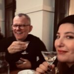 Şebnem Bozoklu Instagram - Geçen hafta Berlin’de neler yaptık postu gelmiştir ❤️ İlk fotoğraf @berlinischegalerie deki Edward Munch sergisinden. Şehre yeni gelen sergiye İstanbuldan biletimiz almıştık ki tıklım tıklımdı sabah 10.30 da bile. İkinci fotoda istediğim kokteylin bardağına şaşkınlığım var. Yani nasıl desem anneanne evinde bir biblonun saksı gibisini düşünün. Üçüncü fotoda Kanatcığımla sergi çıkışı havanın nasıl hızla 2 dereceye düştüğünü konuşuyoruz. Dördüncü ve Beşinci fotolarda plak peşinde koşuyoruz tabii ki. Altıncı fotoda Barbaros’la buzzz gibi bir Berlin akşamında neler konuşuyoruz neler. Yedinci fotoğraf efsane @shepastaway_official konseri öncesi pek sevgili Pınarla klasik önümüze çok uzunlar gelmese de görsek konuşmamızı yapıyoruz. Sekizinci video için diyecek bir şey yok. Mükemmelsin She Past Away! İnanılmaz da bir seyirci vardı. @shepastaway_official Dokuzuncu fotoda şahane @ductape_official konseri ve pek sevgili Çağla ve Furkan. Onuncu foto is @blnensemble da 1984 oyununun premiere gecesinde üstyazının İngilizce değil Almanca olması şokundan kısa süre önce 🤘🏼❤️🙏🏻