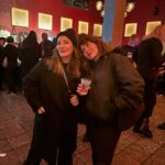 Şebnem Bozoklu Instagram - Geçen hafta Berlin’de neler yaptık postu gelmiştir ❤️ İlk fotoğraf @berlinischegalerie deki Edward Munch sergisinden. Şehre yeni gelen sergiye İstanbuldan biletimiz almıştık ki tıklım tıklımdı sabah 10.30 da bile. İkinci fotoda istediğim kokteylin bardağına şaşkınlığım var. Yani nasıl desem anneanne evinde bir biblonun saksı gibisini düşünün. Üçüncü fotoda Kanatcığımla sergi çıkışı havanın nasıl hızla 2 dereceye düştüğünü konuşuyoruz. Dördüncü ve Beşinci fotolarda plak peşinde koşuyoruz tabii ki. Altıncı fotoda Barbaros’la buzzz gibi bir Berlin akşamında neler konuşuyoruz neler. Yedinci fotoğraf efsane @shepastaway_official konseri öncesi pek sevgili Pınarla klasik önümüze çok uzunlar gelmese de görsek konuşmamızı yapıyoruz. Sekizinci video için diyecek bir şey yok. Mükemmelsin She Past Away! İnanılmaz da bir seyirci vardı. @shepastaway_official Dokuzuncu fotoda şahane @ductape_official konseri ve pek sevgili Çağla ve Furkan. Onuncu foto is @blnensemble da 1984 oyununun premiere gecesinde üstyazının İngilizce değil Almanca olması şokundan kısa süre önce 🤘🏼❤️🙏🏻