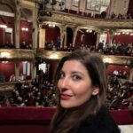 Şebnem Bozoklu Instagram - Geçen hafta Berlin’de neler yaptık postu gelmiştir ❤️ İlk fotoğraf @berlinischegalerie deki Edward Munch sergisinden. Şehre yeni gelen sergiye İstanbuldan biletimiz almıştık ki tıklım tıklımdı sabah 10.30 da bile. İkinci fotoda istediğim kokteylin bardağına şaşkınlığım var. Yani nasıl desem anneanne evinde bir biblonun saksı gibisini düşünün. Üçüncü fotoda Kanatcığımla sergi çıkışı havanın nasıl hızla 2 dereceye düştüğünü konuşuyoruz. Dördüncü ve Beşinci fotolarda plak peşinde koşuyoruz tabii ki. Altıncı fotoda Barbaros’la buzzz gibi bir Berlin akşamında neler konuşuyoruz neler. Yedinci fotoğraf efsane @shepastaway_official konseri öncesi pek sevgili Pınarla klasik önümüze çok uzunlar gelmese de görsek konuşmamızı yapıyoruz. Sekizinci video için diyecek bir şey yok. Mükemmelsin She Past Away! İnanılmaz da bir seyirci vardı. @shepastaway_official Dokuzuncu fotoda şahane @ductape_official konseri ve pek sevgili Çağla ve Furkan. Onuncu foto is @blnensemble da 1984 oyununun premiere gecesinde üstyazının İngilizce değil Almanca olması şokundan kısa süre önce 🤘🏼❤️🙏🏻