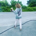 Şebnem Bozoklu Instagram - Üçüncü fotoğrafta dönüp bakıyorum tabii ki sizlere. Hatta bu ara çok fazla bakıcaz birbirimize. Çekimlerini 10 gün önce bitirdiğimiz Şahsiyetin 2. Sezonu yeni sezonda sizlerle olacak ve ben dün yeni dizimin setine başladım! İsmi Hayatımın Neşesi. Ben de Neşeniz ❤️ Şimdilik bu kadar. Detaylar çok yakında 📺