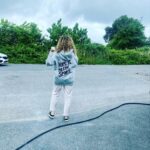 Şebnem Bozoklu Instagram - Üçüncü fotoğrafta dönüp bakıyorum tabii ki sizlere. Hatta bu ara çok fazla bakıcaz birbirimize. Çekimlerini 10 gün önce bitirdiğimiz Şahsiyetin 2. Sezonu yeni sezonda sizlerle olacak ve ben dün yeni dizimin setine başladım! İsmi Hayatımın Neşesi. Ben de Neşeniz ❤️ Şimdilik bu kadar. Detaylar çok yakında 📺