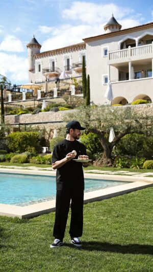 Cédric Grolet Instagram - Après Courchevel, une Tropézienne à ma façon au Château de la Messardière à Saint-Tropez. Et de nombreux desserts iconiques du Sud de la France #cedricgrolet #airelles 🌻