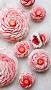 Cédric Grolet Instagram - Pavlova Marbrée à la 🍓 #cedricgrolet